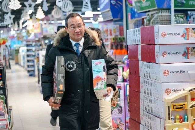 Айсен Николаев  дал старт благотворительной акции «Елка добра»