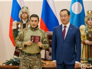 Айсен Николаев вручил якутянам государственные награды в преддверии Нового года