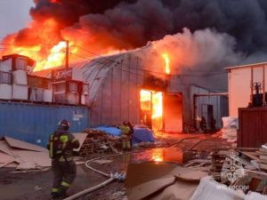 Жуткий пожар в Якутске: сгорел склад