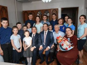 В Нерюнгринском районе глава Якутии побывал в гостях у многодетной семьи с 14 детьми