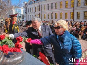 Якутяне возложили цветы к памятнику лидеру якутской интеллигенции конца XIX - начала XX веков В.В. Никифорову-Кюлюмнюру