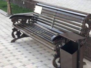 Житель Нерюнгри сломал скамейку у подъезда. Чтобы возместить ущерб, он украл уличную лавку