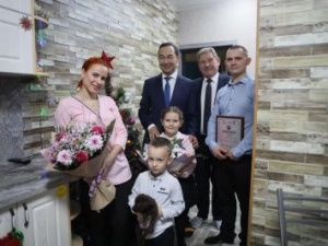 Айсен Николаев поздравил с Новым годом семью активистов из Нерюнгри