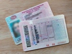 Сотрудники Госавтоинспекции выявляют водителей с документами, имеющими признаки подделки