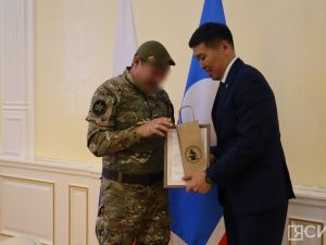 В Якутии прибывшим из зоны СВО военнослужащим традиционно вручили якутские ножи