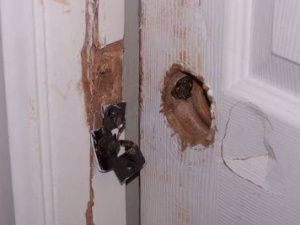 В Якутии две ревнивые девушки вышибли дверь сопернице