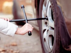 В Хангаласском улусе мужчина похитил колеса и разбил стекло припаркованного автомобиля