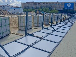 В Якутске на 74-летнюю прохожую упал оградительный забор на площади Ленина: Громкое дело рассмотрят в суде