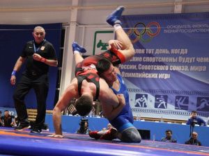 Фоторепортаж. Главные схватки чемпионата Якутии по вольной борьбе