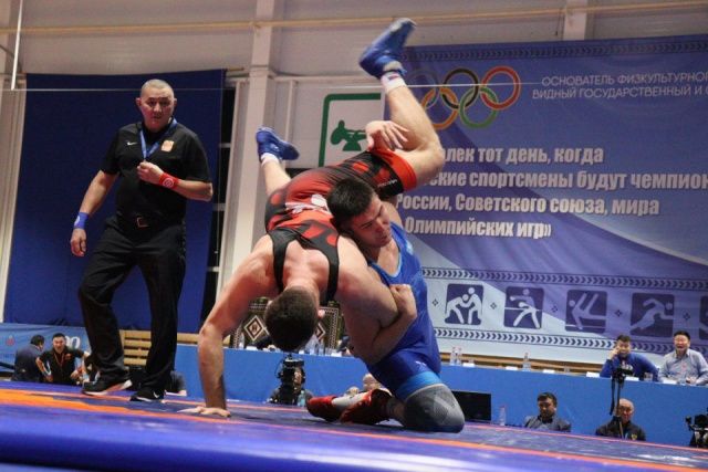 Фоторепортаж. Главные схватки чемпионата Якутии по вольной борьбе