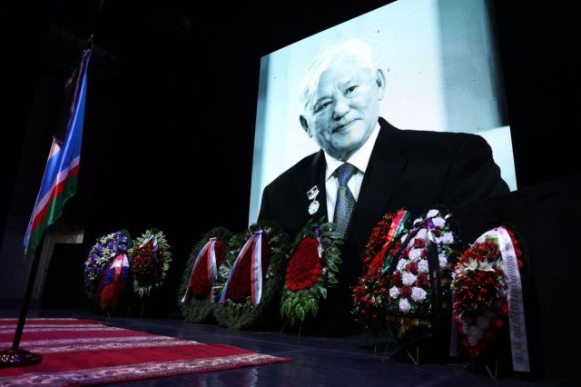 Альберт Семенов принес соболезнования в связи с кончиной первого Президента Якутии Михаила Николаева