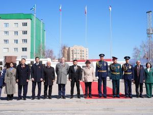 В Якутске торжественно подняли Знамя Победы