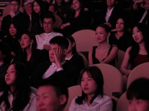 Евгений Григорьев вручил стипендии 100 лучшим школьникам на Елке главы Якутска