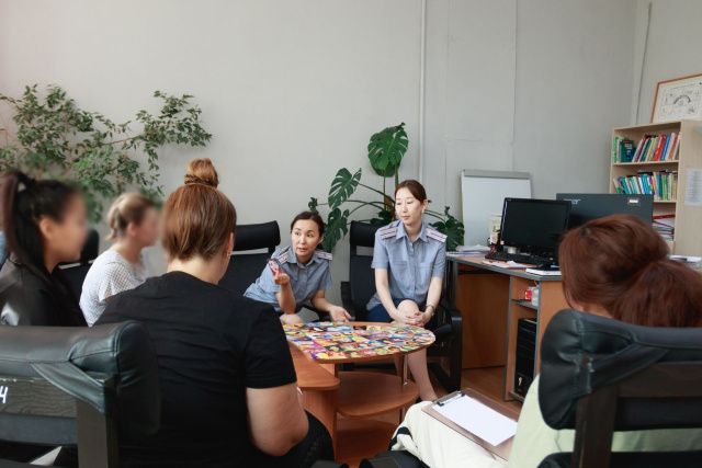 В уголовно-исполнительной инспекции с осуждёнными женщинами проведено занятие с использованием метафорических карт 