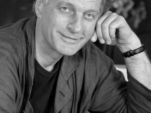 Известный актер и телеведущий умер на 69 году жизни от инсульта