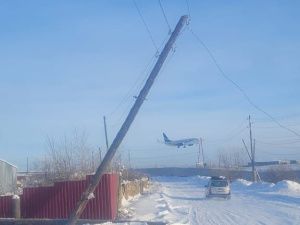 Неизвестный водитель сбил опору ЛЭП и оставил без света частный сектор в Якутске