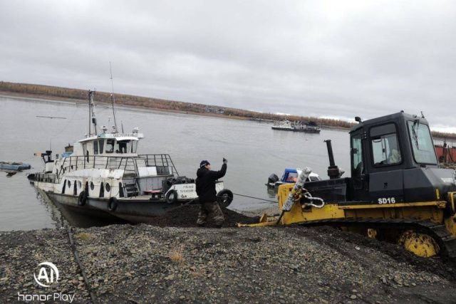 Разлив нефтепродуктов произошел на реке Индигирке в Абыйском районе