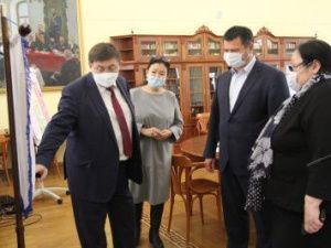 Андрей Тарасенко посетил Национальную библиотеку Якутии 