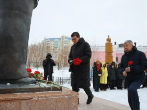 В Якутии возложили цветы к памятнику выдающемуся государственному деятелю республики Илье Винокурову