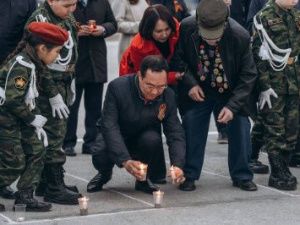Айсен Николаев принял участие в патриотической акции «Свеча памяти»	