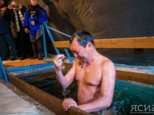 Айсен Николаев окунулся в крещенскую купель