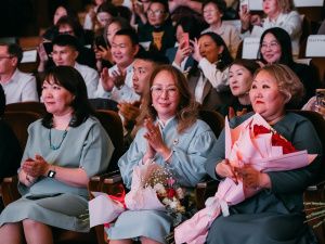 Евгений Григорьев поздравил работников дополнительного образования города Якутска