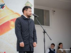 Айсен Николаев и Евгений Григорьев поздравили с Днем знаний коллектив Саха политехнического лицея