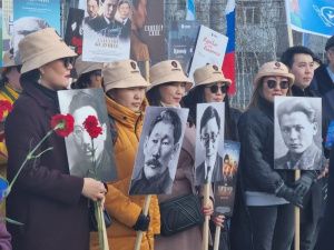 Якутяне возложили цветы к памятнику Алексея Кулаковского в день 100-летия образования ЯАССР