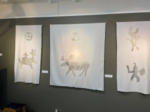 Вдохновляют скалы: в Якутске открылась выставка художника Ирины Мекумяновой