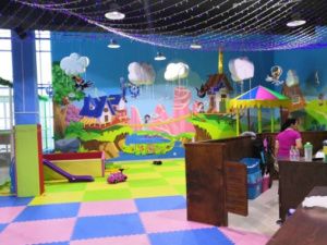 Ударился о кафельный плинтус: суд взыскал с владелицы детской игровой зоны компенсацию, несмотря на то, что родитель «не досмотрел»