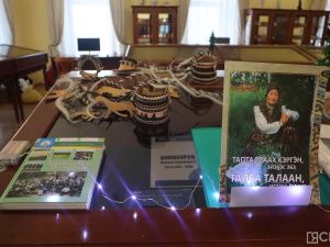 В Якутске презентовали книгу  о мастерах берестяных изделий  «Өбүгэ ситимэ»