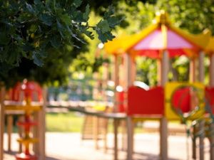 В Якутске девочка получила перелом на детской площадке: С управляющей организации суд взыскал 600 тысяч рублей