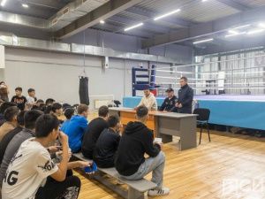 Олимпийский чемпион по боксу Евгений Тищенко провел мастер-класс в Якутске