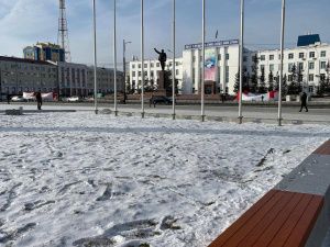 Якутян просят не ходить по наклонному ландшафту обновленной площади Якутска