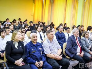 Школьникам Якутска вручили паспорта в День космонавтики