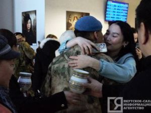 Родные встретили воинов-якутян, прилетевших домой в отпуск