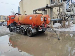 Откачка талой воды с улиц и дворов продолжается в Якутске