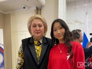 Школьница из Якутии получила паспорт в Совете Федерации
