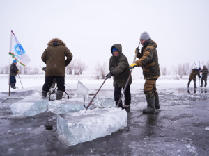 В Якутске прошел субботник по заготовке льда для семей участников СВО и пожилых