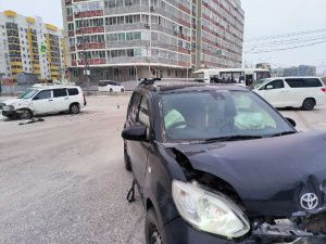 Столкновение на перекрестке Якутска: пострадали маленькие дети