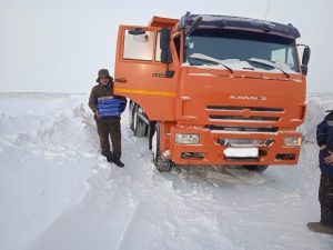 В Якутии спасатели эвакуировали женщину с двухгодовалым ребенком, попавших в пургу