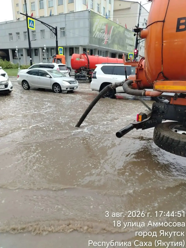 Ливень затопил Якутск: мэрия мобилизовала все силы, коммунальщики будут откачивать воду всю ночь