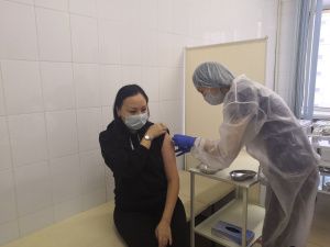 Вакцинация от COVID-19 началась для артистов Театра юного зрителя, Театра Олонхо и Филармонии Якутии 