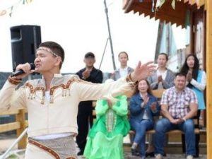 Осужденный певец Сиэйэ Уола выступил на концерте 