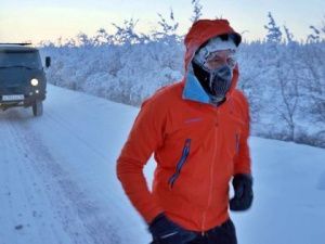 Спортсмен-экстремал пробежал 50 км в Оймяконе при температуре -60°C