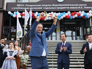 Глава Якутии принял участие в открытии новой школы в Кобяйском районе