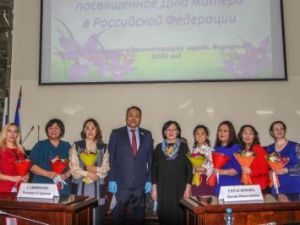 В Якутске вручили почетные знаки «Слава матери»