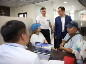 Айсен Николаев проверил работу регионального филиала фонда «Защитники Отечества»