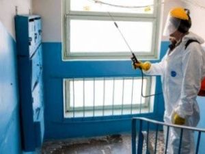 Сегодня в Якутске продолжается заключительная дезинфекция в подъездах домов, из которых госпитализировали больных COVID-19: 3 июня