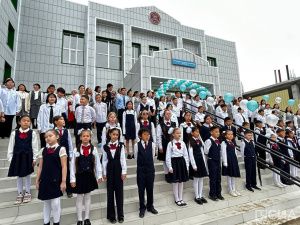 Премьер-министр Якутии принял участие в торжественной линейке школы № 29 Якутска
